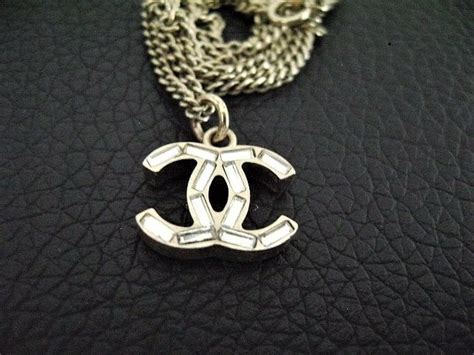 colgante chanel imitación